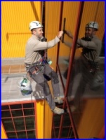 Prace alpinistyczne na wysokości Poznań. Myjemy okna.