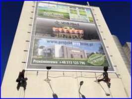 Montaż reklamy wielkoformatowej w Poznaniu, prace na wysokości. Montujemy reklamę winylową wielkoformatową.